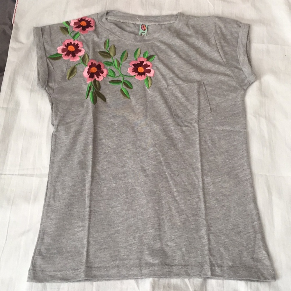Sizes S-M-L Beautiful Embroidered Shirts NEW - Picture 2 of 2